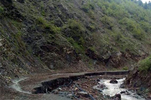 Şiddetli Yağış ve Dolu Köy Yollarını Yok Etti