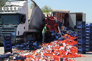 Domates Yüklü Tır Park Halinde Duran Karpuz Yüklü Tıra Çarptı