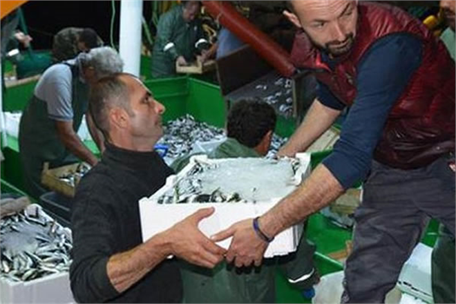 İzmir de Kaçak Avlanan Balıkçılara Ceza