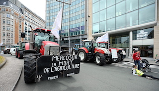 Avrupalı çiftçilerden protesto eylemi