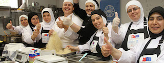 Suriyeli mülteci kadınlar Türk mutfağını öğreniyor