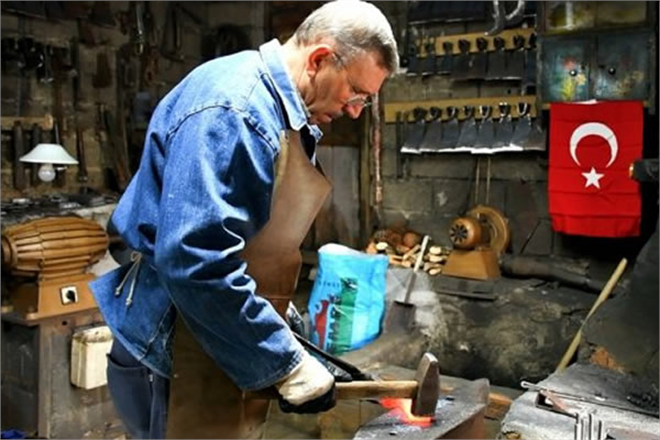 TEKNOLOJİYE DİRENEREK MESLEĞİNİ YAŞATMAK İSTİYOR