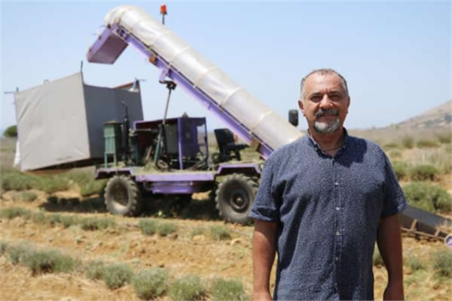 İŞÇİ BULMAKTA ZORLANAN HEKİM LAVANTA HASAT MAKİNASI GELİŞTİRDİ