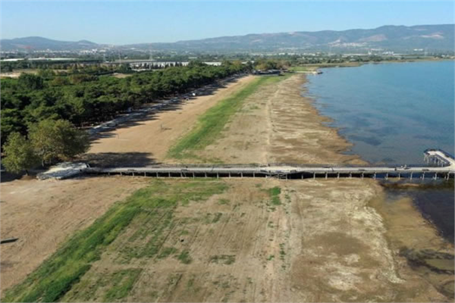 İZNİK GÖLÜ NÜN BAZI BÖLÜMLERİNDE SU KIYIDAN 30 METRE ÇEKİLDİ
