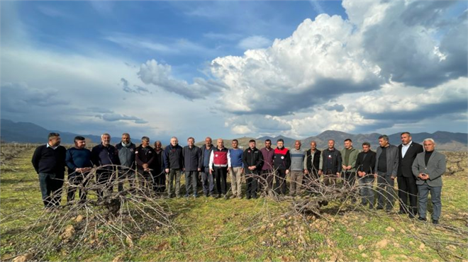 BAKAN KİRİŞCİ HATAY DA BAĞ BUDAMASI YAPAN ÇİFTÇİLERLE BİR ARAYA GELDİ