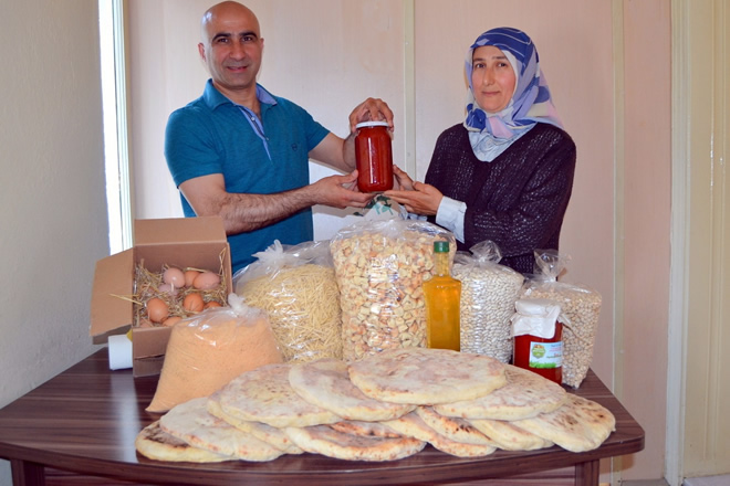 DOĞAL ÜRÜNLERİ KÖYLÜLERDEN TOPLAYIP SANAL ORTAMDA SATIYOR