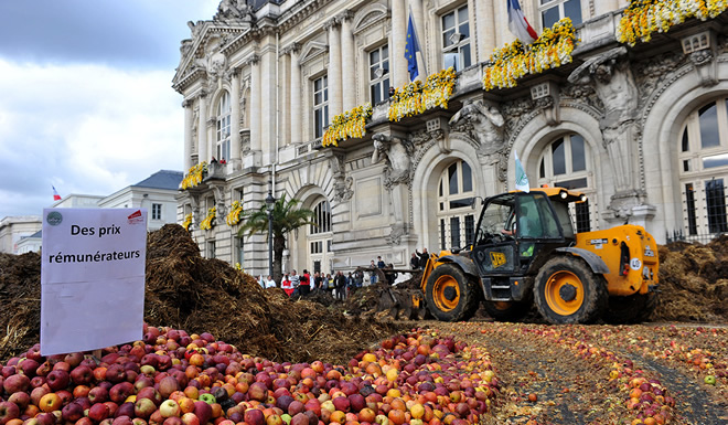 EYLEMLE ÇİFTÇİMİZİN BİR YILLIK DESTEĞİNİ ALDILAR