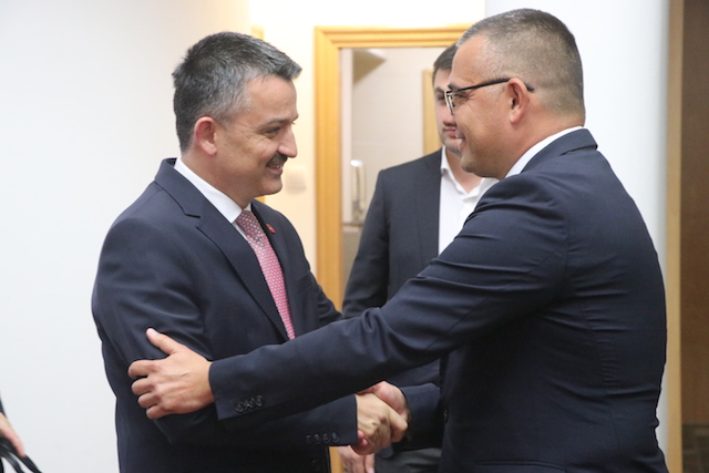 Sırbistan dan 1 Alıyor 2 Satıyoruz